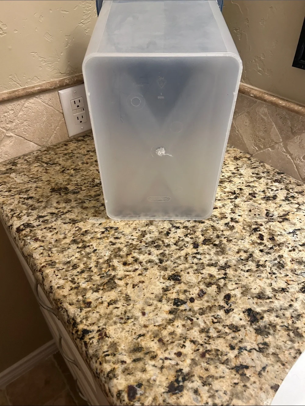 Sterilite Storage Lid with Gold Handle Accent